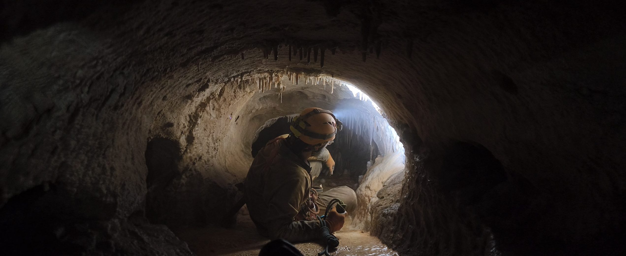 Oltre il buio: weekend di avvicinamento alla speleologia
